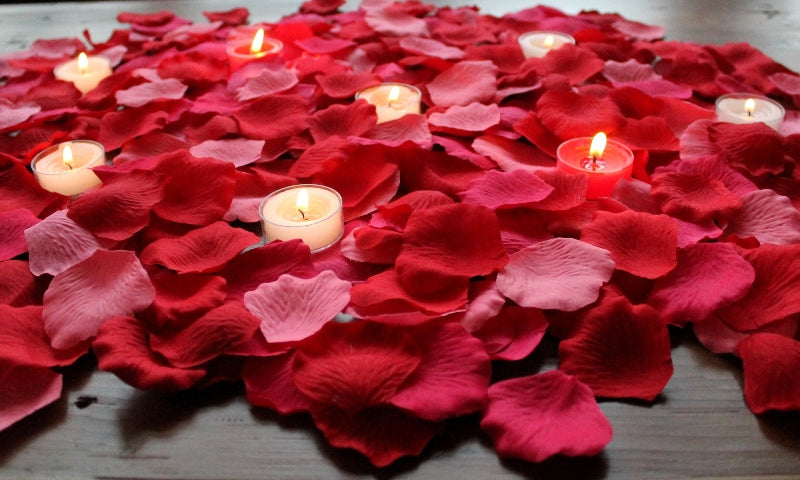 Romance 2000-Valentine Mix of Silk Rose Petals + candles